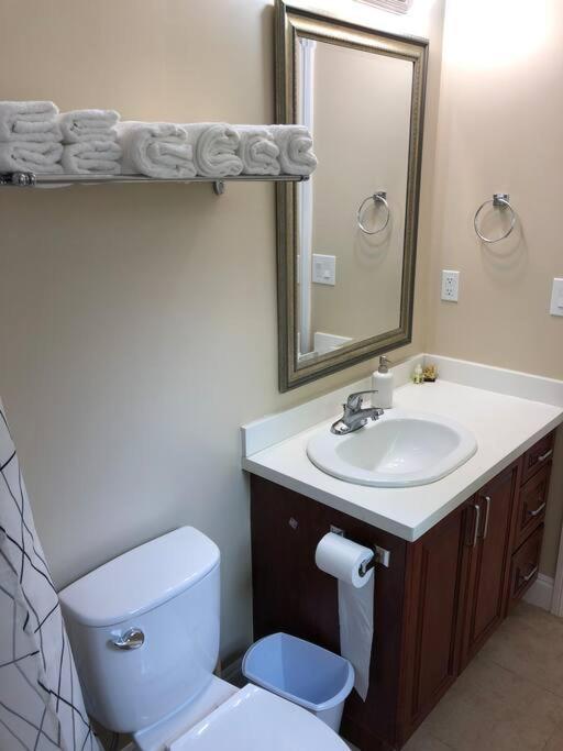 Modern Private Suite Close To Everything Vancouver Buitenkant foto